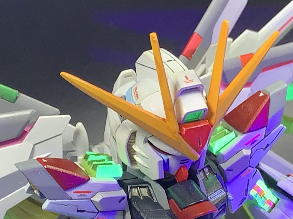 頭部のアップ。黄色系の蛍光カラーは緑っぽく光るのですね。(zaku-kao4)