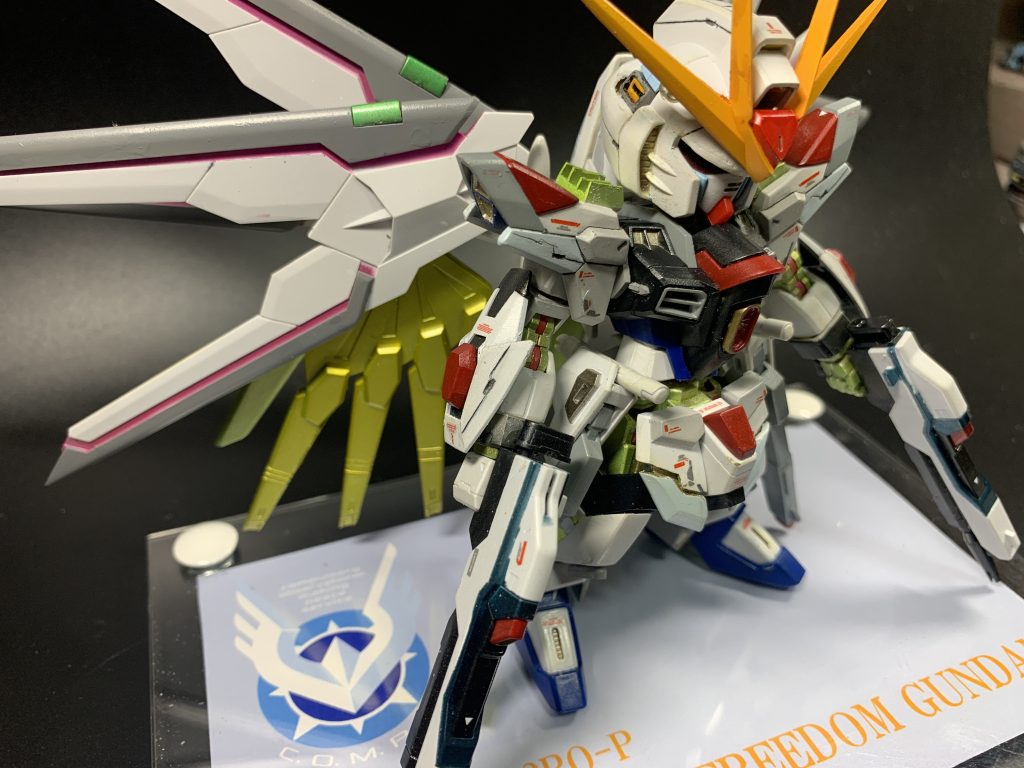 以前投稿したHGの素組みのマイティーストライクフリーダムガンダムをシンナーにドブ漬けし塗料を落とした後、今作品の材料とさせていただきました。いわば触媒として生まれ変わったという事になります。(gundam-kao9)