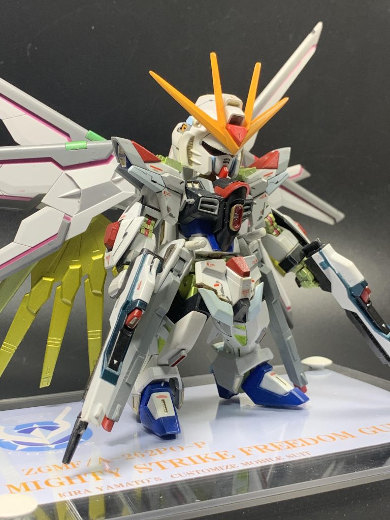 改修ポイント頭部はSDの部品を使用、プラ板にてひさし部分を目つきが鋭くなるように加工。空薬莢排出口をディティールアップパーツにて演出、各所スジボリとデカールにてディティール。胴体部はHGの部品を使用し腹部を4mm程短縮しています、腰部はHGの物をを使用しフロントアーマーは小型化させた上にスジボリとプラ板にてディティールアップ、両サイドのレールガンは10mm程大幅短縮。腕部はHGの部品を使用し二の腕部分を3mm、上腕部を5mm程短縮しています。背中のプラウドディフェンダーやビームライフルはHGの物をそのまま使用。プラ板やスジボリ、デカールで各所ディテールアップしています。(gundam-kao2)