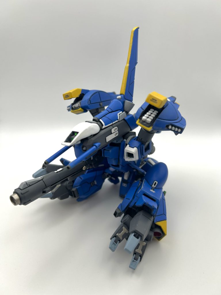 肩部のミサイルランチャーは開閉可能です。左右で開き具合に差がありますが…。