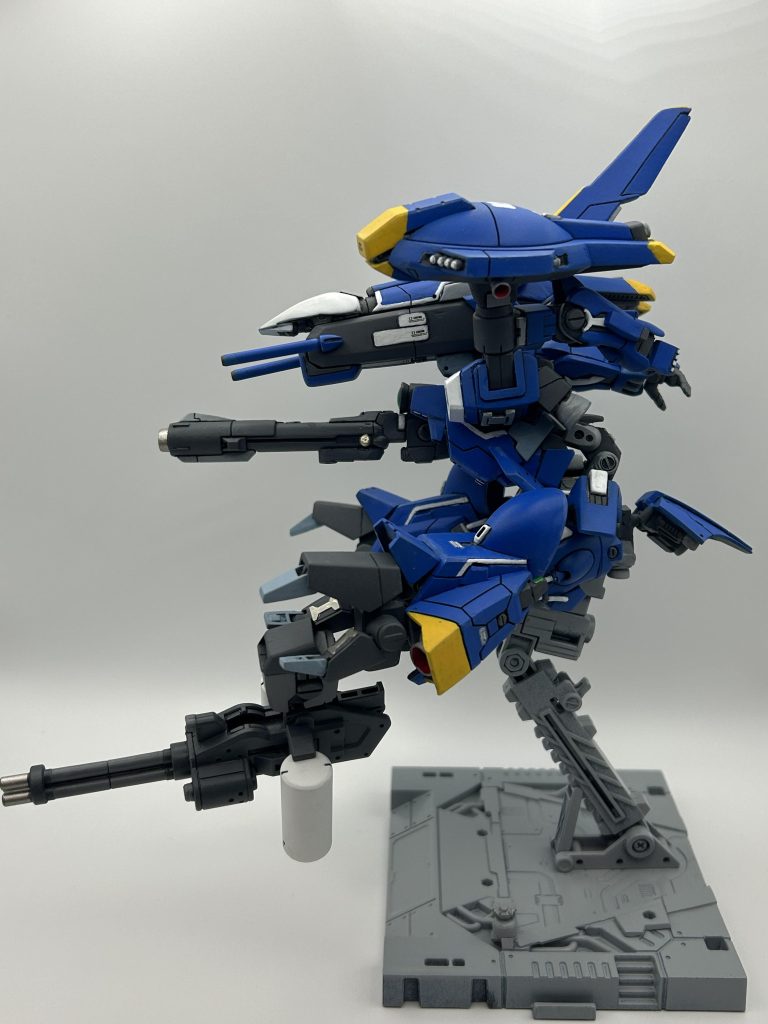 足にアタッチメントを介していくつかの武装を設置可能です。手に持たせていたショットガンも設置できます。