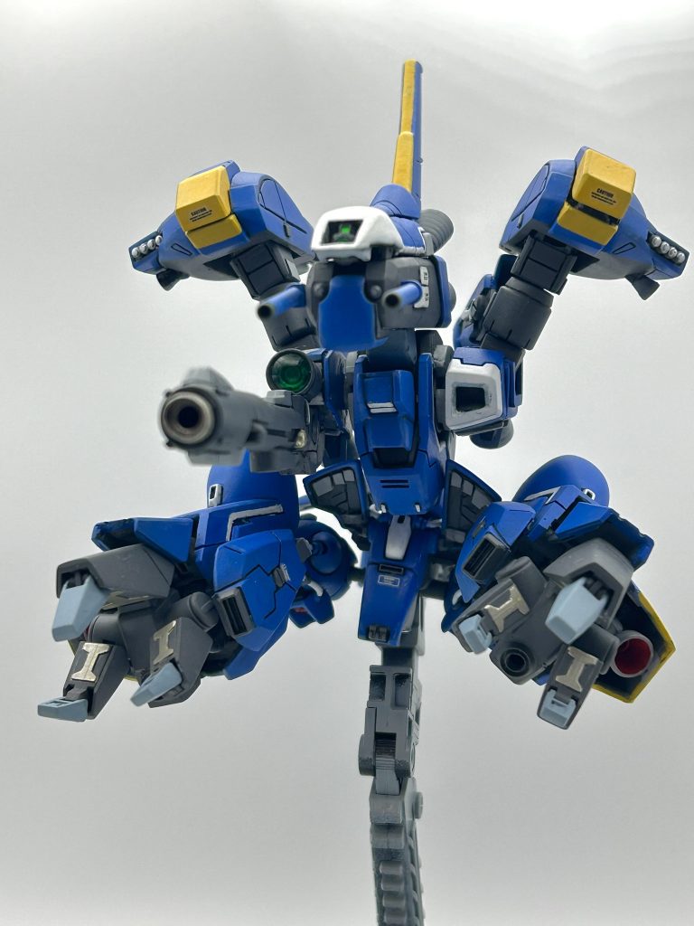 変形はさせたかったので腰部の構造は変形できることを優先してジャンクから勝手に作りました。この辺り勝手なアレンジが入っているので量産試作機という自分設定にしています。クローでの格闘能力はビグロ以上みたいなことも読んだのでクローで格闘できそうな力強さを意識しました。また、カラーリングはMA形態の印象からパロディネタでこの色になりました。