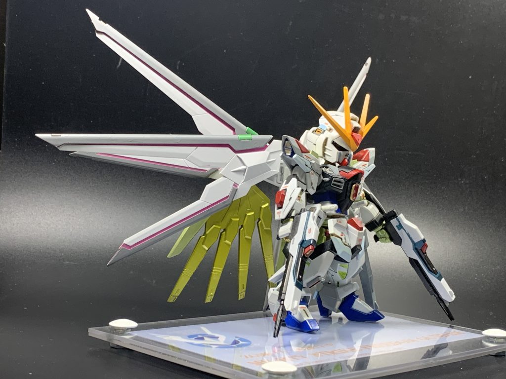 腕や足、胴体など各部短縮していますが背中のプラウドディフェンダーはノーマルのままなのでデカく感じます。(gundam-kao5)