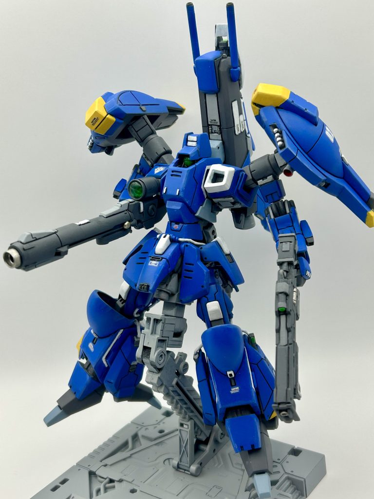 ディティールは好き勝手にしていますが、ガザDから逸脱しない形を意識しました。また胴体部はAOZのオッゴ→ガザA→ガザCの流れがしっくりきていたので、オッゴのドラムロール的なフレームをイメージして形状を決めました。左手が寂しかったので旧キットケンプファーのショットガンを芯に某ロボットゲームのショットガンを参考にでっち上げました。