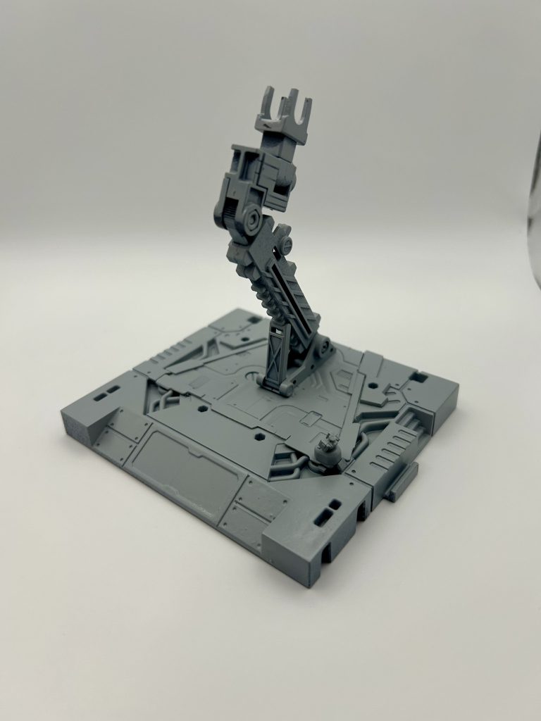 土台はアクションベースに100均のディスプレイベースを繋げて作りました。結構しっくり来たので満足です。後で格納庫シリーズと繋げられるようにと考えて四角の土台にしました。