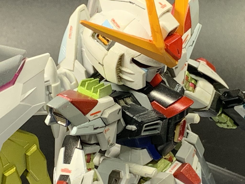 胸部のアップショット。SD系を制作する際、UC系のガンダムはバランス的にSDの胴体を使用する事が多いのですがシード系の胴体はスタイリッシュなせいかHGを使用してもしっくりきます。