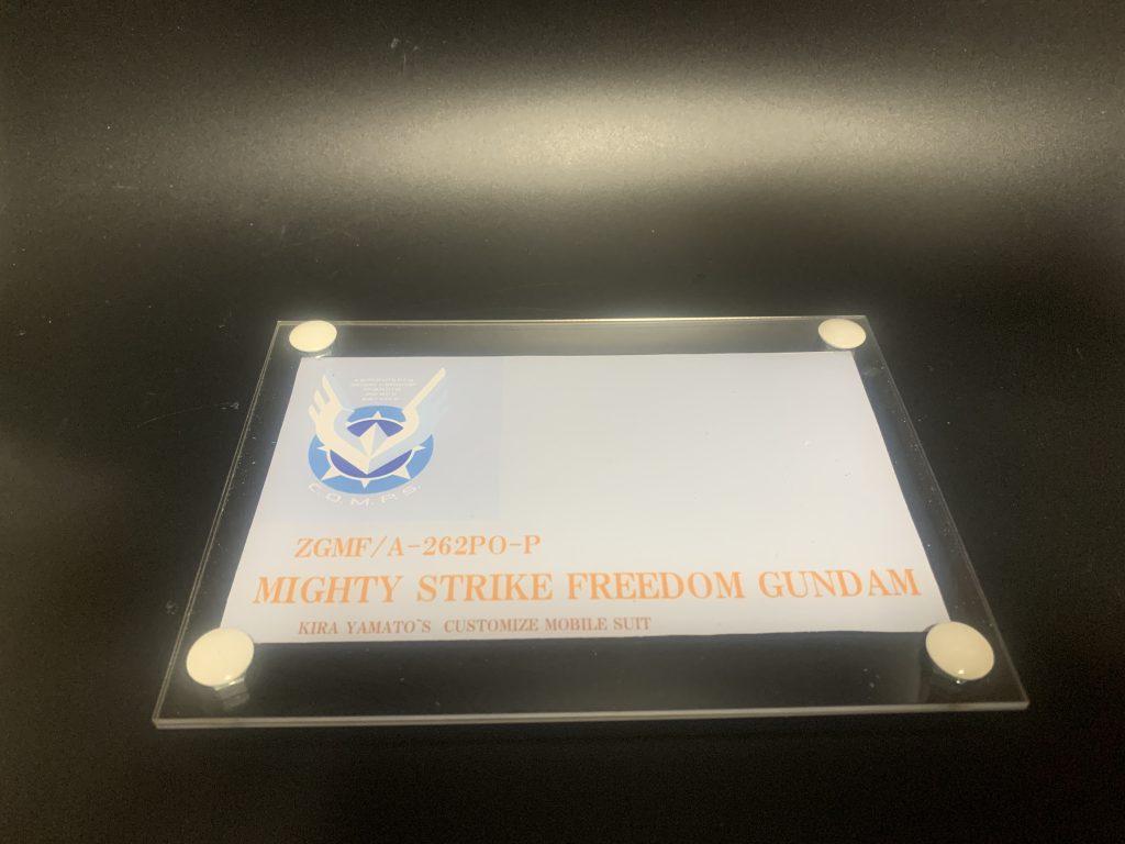 自作の台座。文字はマイフリっぽくゴールド風にしてみたのですが画像ですとイマイチつたわりませんね。(zaku-kao9)