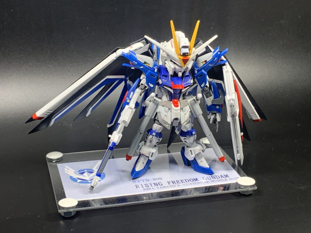 普段SDを制作する際には脚部はHGの部品を短縮して使用する事が多いのですが今回のライジングフリーダムガンダムはSDの物を延長して使用しています。