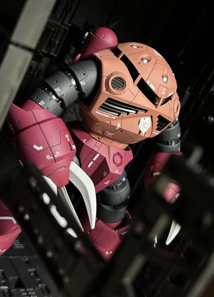 塗装は水性ホビーカラーのシャアレッドとシャアピンクでお手軽に・・・