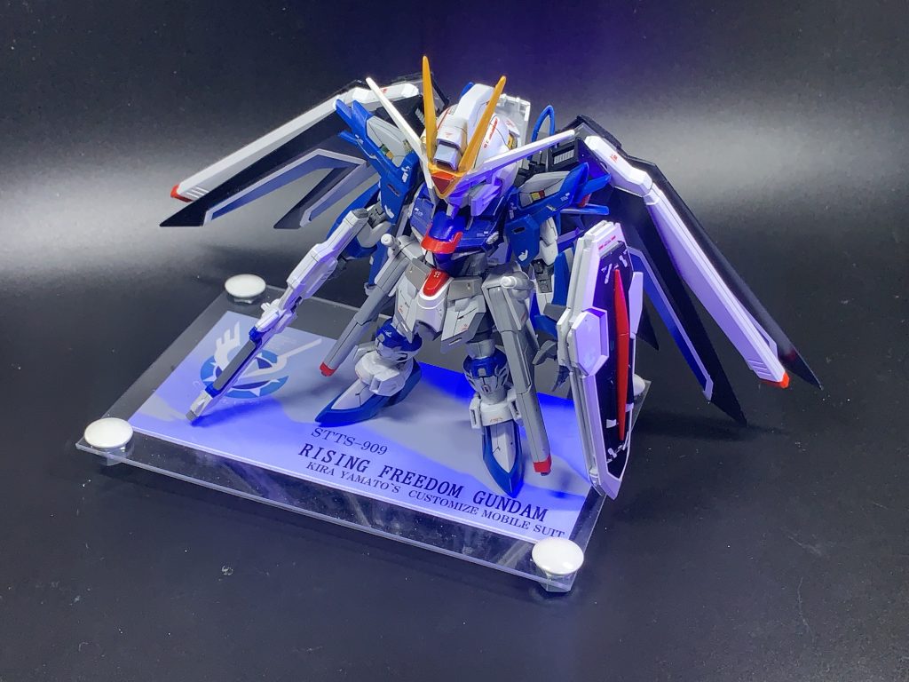 ビームライフル、シールドはノーマルのまま使用しています。逆に腰のレールガンはかなり短縮しています。