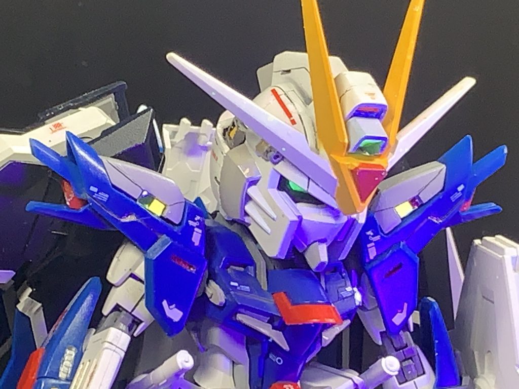 頭部のアップ。UVライトを当てて光らせています。