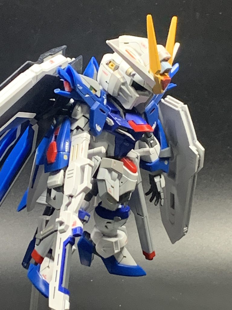 改修ポイント頭部はSDの者を使用、空薬莢排出口をディティールアップパーツにて演出、各所プラ板やスジボリとデカールにてディティール。胴体部はHGの部品を使用し腹部を４ｍｍ程短縮しています。胸部のダクトフィンはプラ板にて自作、腰部はＨＧの物をを使用しフロントアーマーは小型化させた上にスジボリとプラ板にてディティールアップ。腕部はＨＧの部品を使用し二の腕部分を３ｍｍ、上腕部を５ｍｍ程短縮しています。脚部はＳＤの部品を使用、太もも部分をプラ棒にて６ｍｍ延長。足首はＨＧの部品を使用しています。