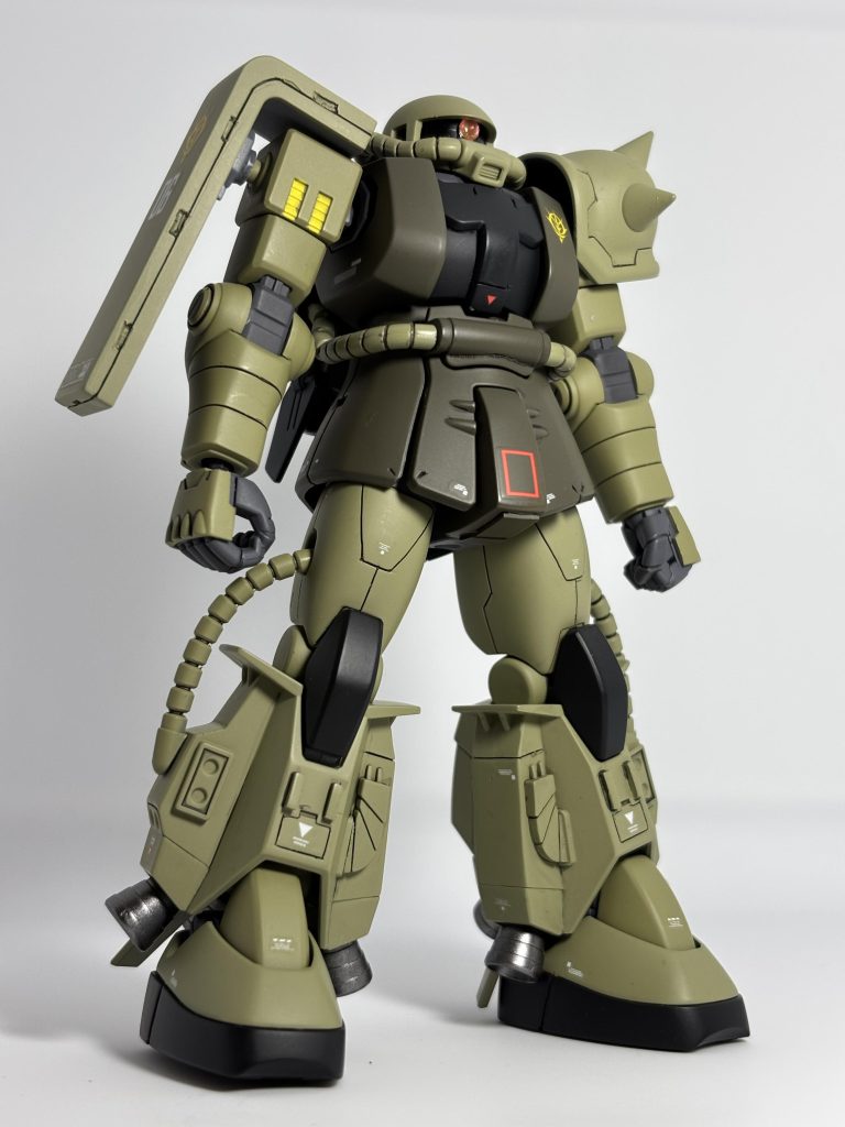 基本的な工作(アトハメ加工、合わせ目消し、表面処理)ぐらいで、プロポーションはキットのまま。後はスジボリを軽く入れました。胴体(緑)ナスカカラー ブラストカーキ腕、脚 エヴァカラー ライトグリーン各バーニア フレームメタリック1胴体、膝(黒)クレオスネイビーブルーに黒少量武器類 クレオスニュートラルグレーに黒、青を少量こんな感じのカラーレシピですが、ザクらしいカラーになったんじゃないでしょうか。自分は大満足です!