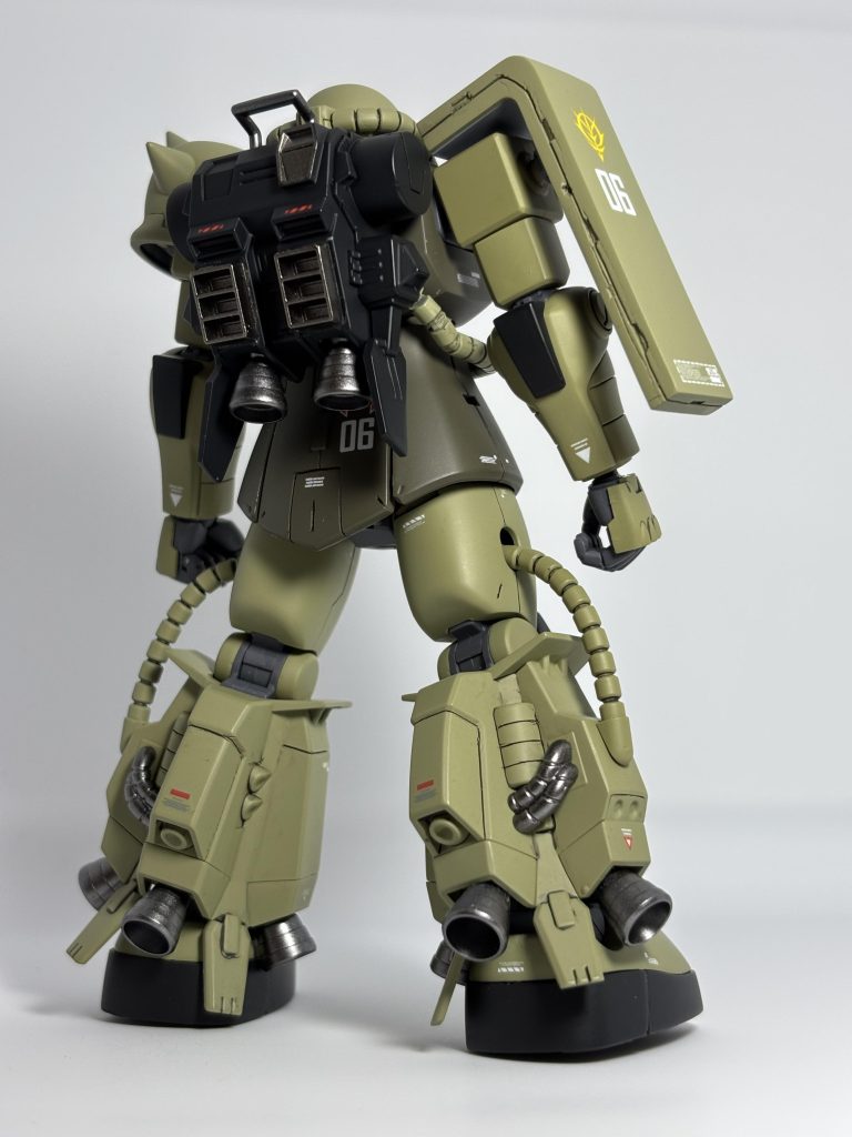 実は最後の組み上げ時に、右脚部のバーニアの取付軸を3本とも折ってしまいました😭コレって「高機動型ザクあるある」ですかねwなので塗装前に真鍮ピンに交換して取り付けてます。