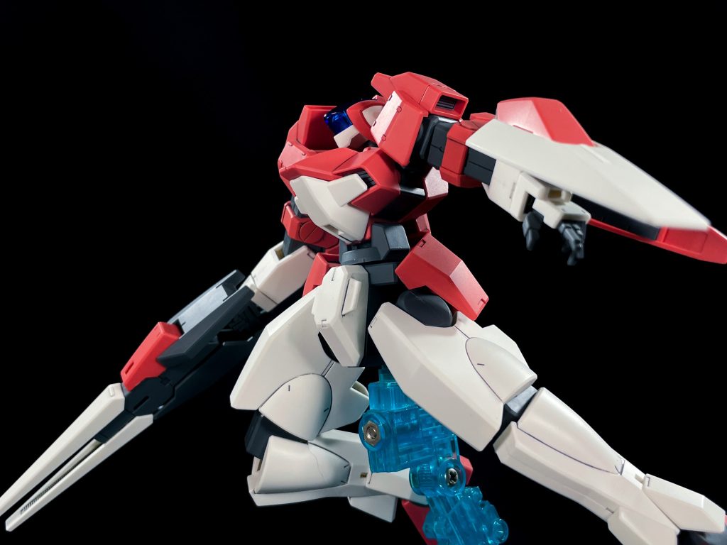 『ガンダムAGE』に登場したこの量産機は、そのデザインが今見てもシンプルでありながら、とてもおしゃれだと感じます。特に特装型の青緑と白の配色は清涼感があり、とても良いですね。