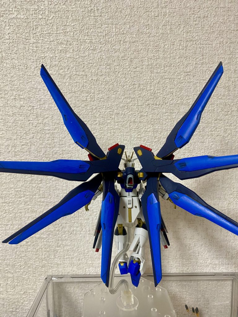 ガンダムマーカーの塗装なのでムラだらけでしたが、化粧用スポンジで伸ばしてマシになりました。ついでに本体の方も、以前の状態少し改良しました。