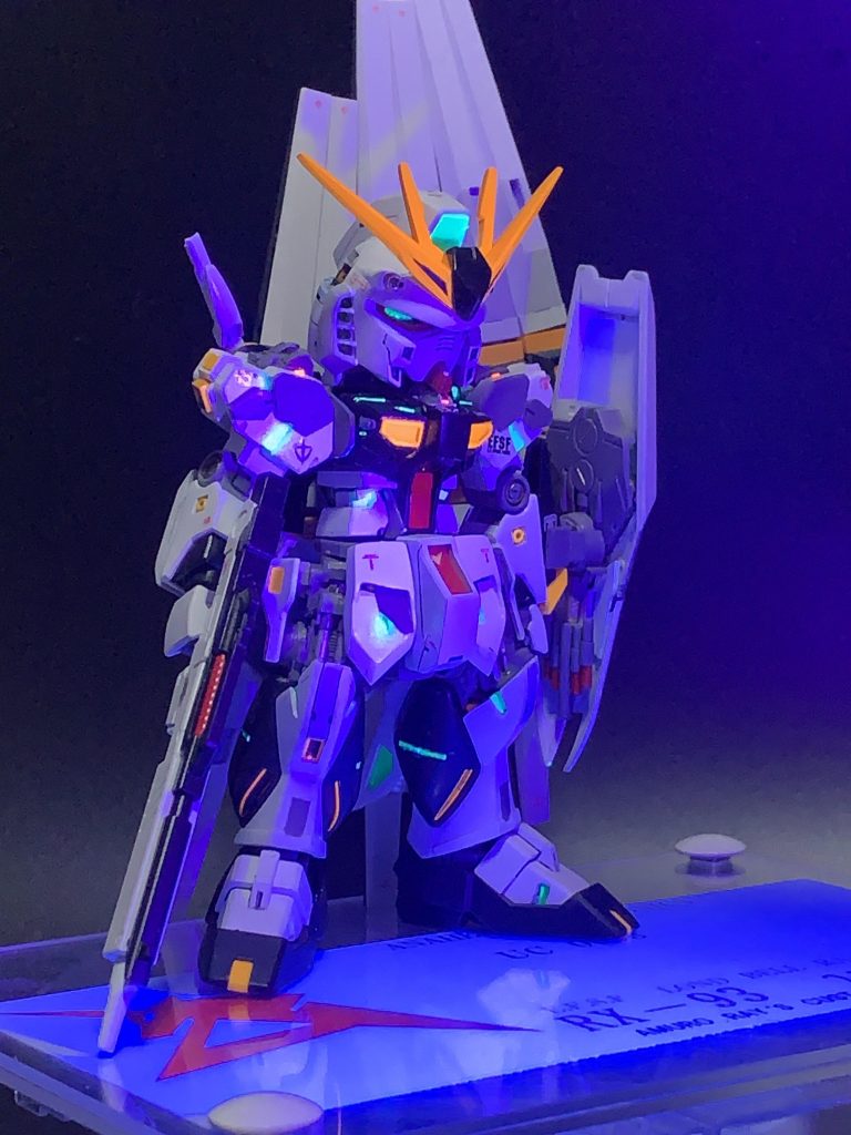 サイコフレーム発動。蛍光塗料をUVライトで照らすと怪しく光ります。そこがシビれる憧れる〜〜‼️