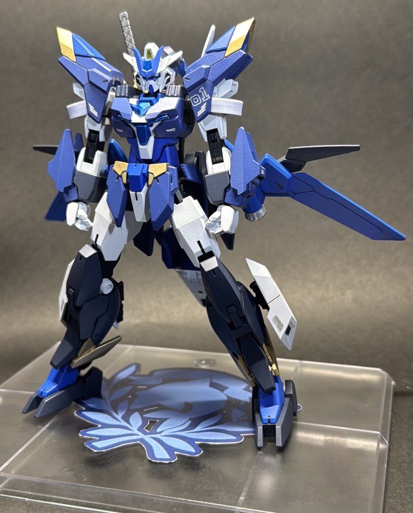 正面肩のケーブルはコアガンダムとアーマーを繋ぐ粒子供給装置の役割を果たしている肩のケーブルはルカの衣装の方の部分のリボンをモチーフに追加脚部にはセンサー搭載型のスラスターユニットを搭載。