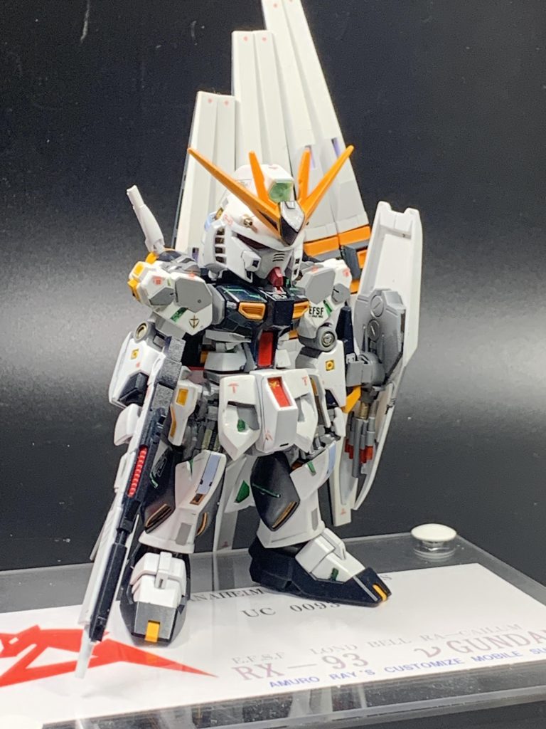 改修ポイント頭部はSDの物を使用、ひさし部分をプラ板にて目つきが鋭くなる様に加工。バルカン部には金属パーツを使用、空薬莢排出口をディティールアップパーツにて演出、各所スジボリとデカールにてディティール。胴体部はSDの部品を使用、腹部にHGの部品を使用し４ｍｍ程短縮しています、腰部はＨＧの物を使用しフロントアーマーは小型化させた上にプラ板にてディティールアップ。腕部はＨＧの部品を使用し二の腕部分を３ｍｍ、上腕部を５ｍｍ程短縮しています。脚部はHGの部品を使用、かなり短縮して使用しています。蛍光塗料を使い各所にサイコフレームを表現してみました。そして各所プラ板やスジボリ、デカールで各所ディテールアップしています。(gundam-kao2)ビームライフルとフィンファンネルはノーマルのままで使用。盾はEGの物をかなり小型化しています。（SDの物では小さ過ぎると感じたので）