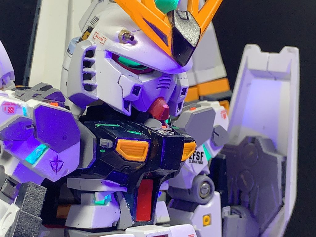 頭部と胴体はSD、腕と足はEGの部品を使用しています。ちなみにフィンファンネルは以前制作したHGから流用しています。