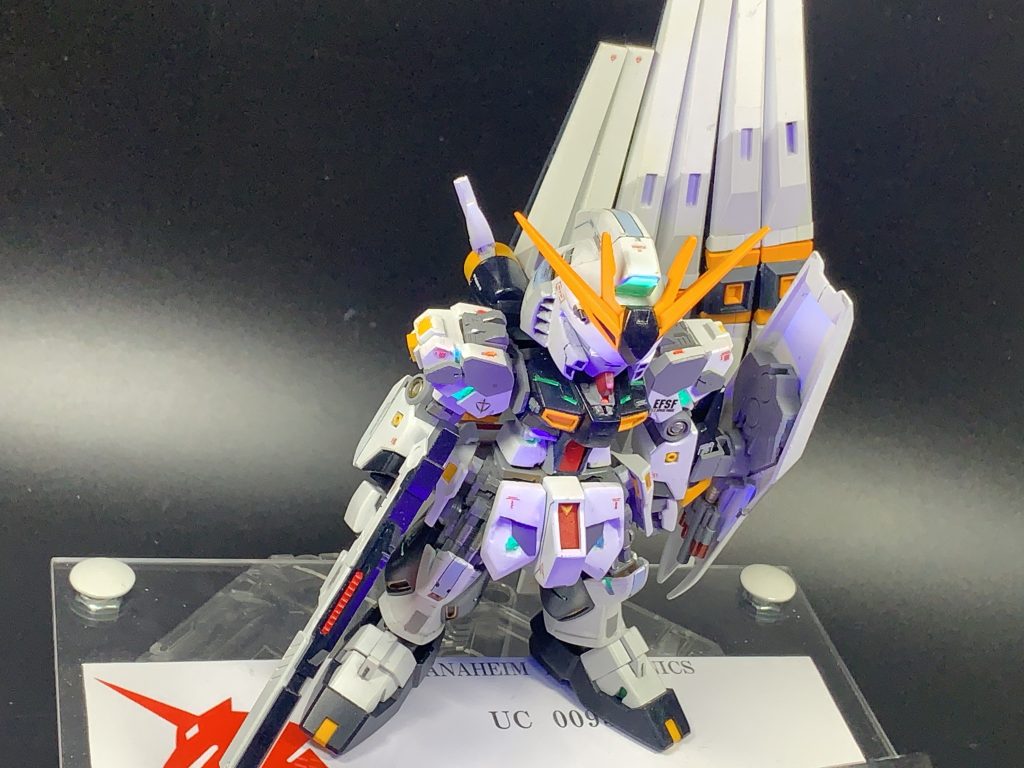 一応各所稼働はするのですが、稼働域が狭くあまり派手なポーズがとれないので今回は素立ち姿勢でポージングを固定しています。