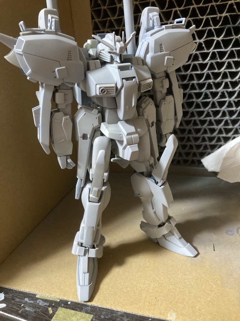 上半身を旧キット下半身をhgから流用してます。旧キットは上半身の設計が優秀すぎるため腰を伸ばしたこと以外何も行っていません。スペリオルの魅力の一つとしてボリューミーな膝下というのが自分の中にあるので、ダムや脛カバーをパテでボリュームアップをしました。又、スリッパは元キットのものは大きすぎた為、ゼータプラスのものを流用しました。が、ニークラッシャーのみ旧キットのものを使用しています。