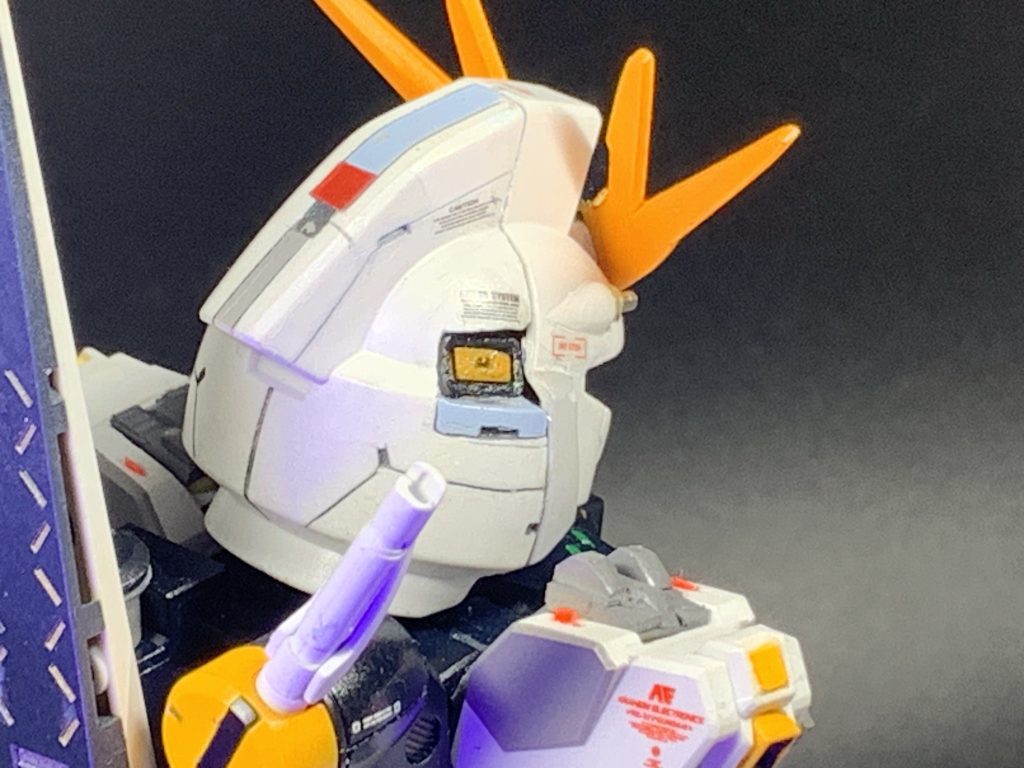 頭部バルカンの空薬莢射出口です、かなり大袈裟に表現してみました。SDは頭部が大きいので頭部のディテールはやりやすいですね。(zaku-kao8)