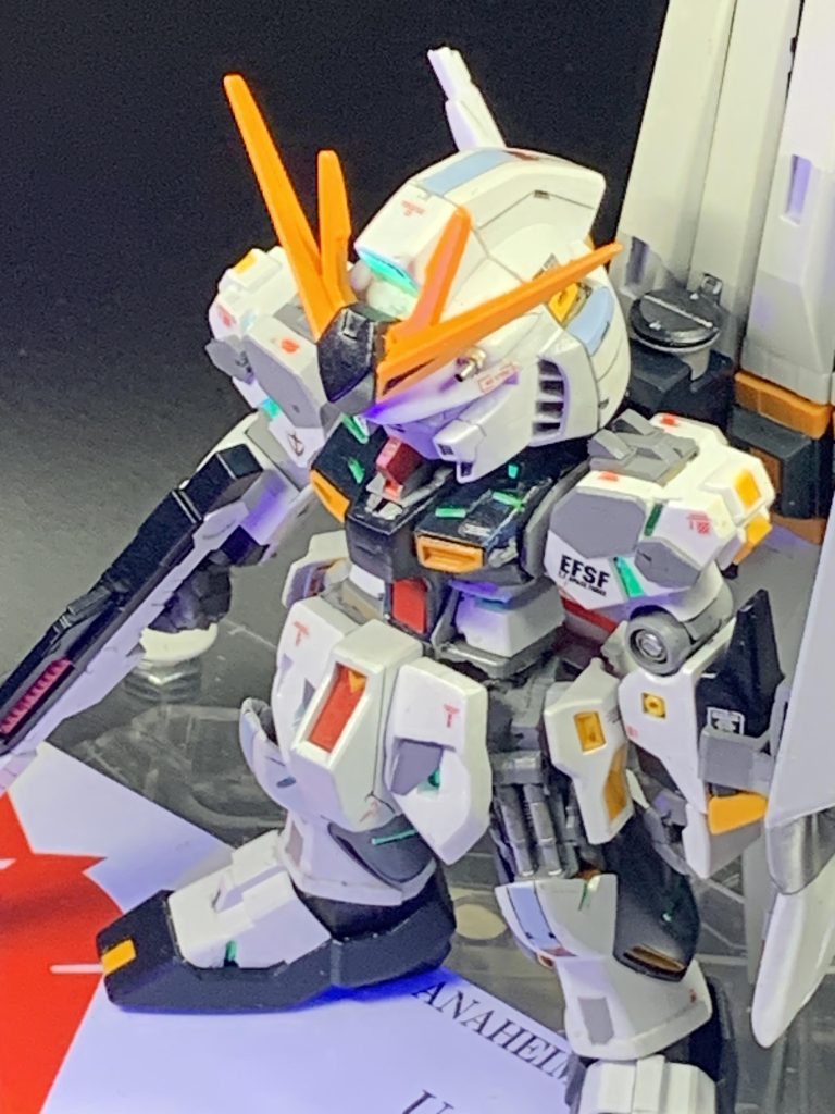 全体のバランスを考え各所短縮しています。腕部、脚部、胴体部などバランスを考えて各所短縮しています。SDならではの改修ですね。(zaku-kao4)