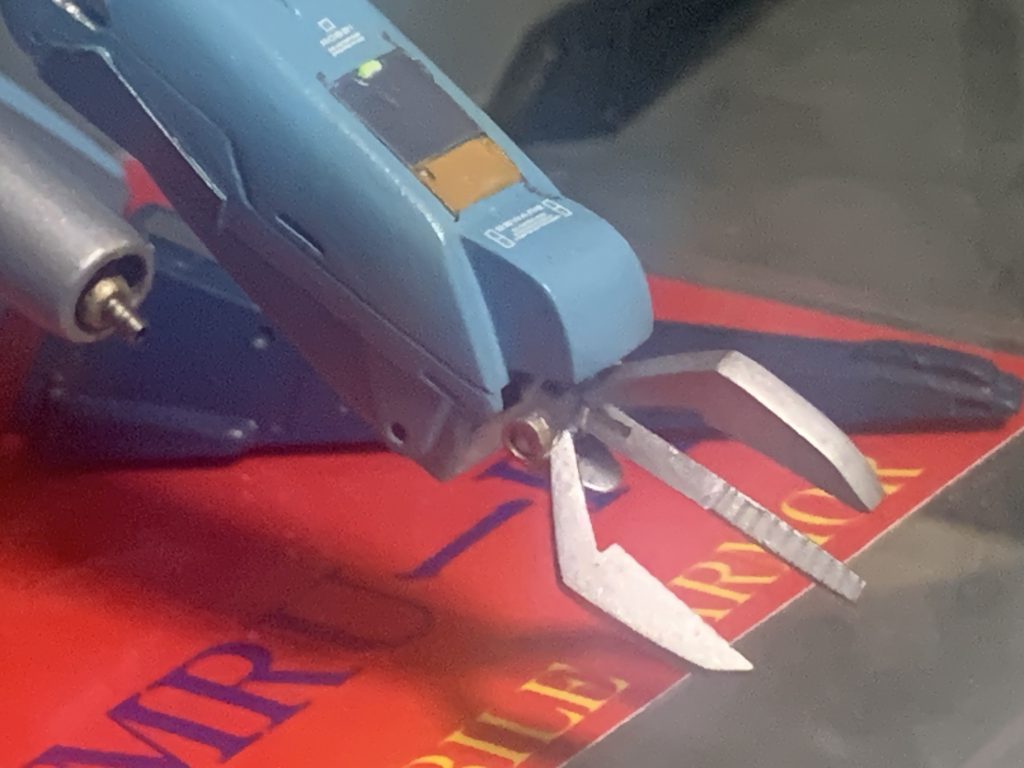 アーム部はかなり手を加えました。ハンドアーム部分はプラ板にて自作、大型化しビーム砲には金属パーツを使用しています。