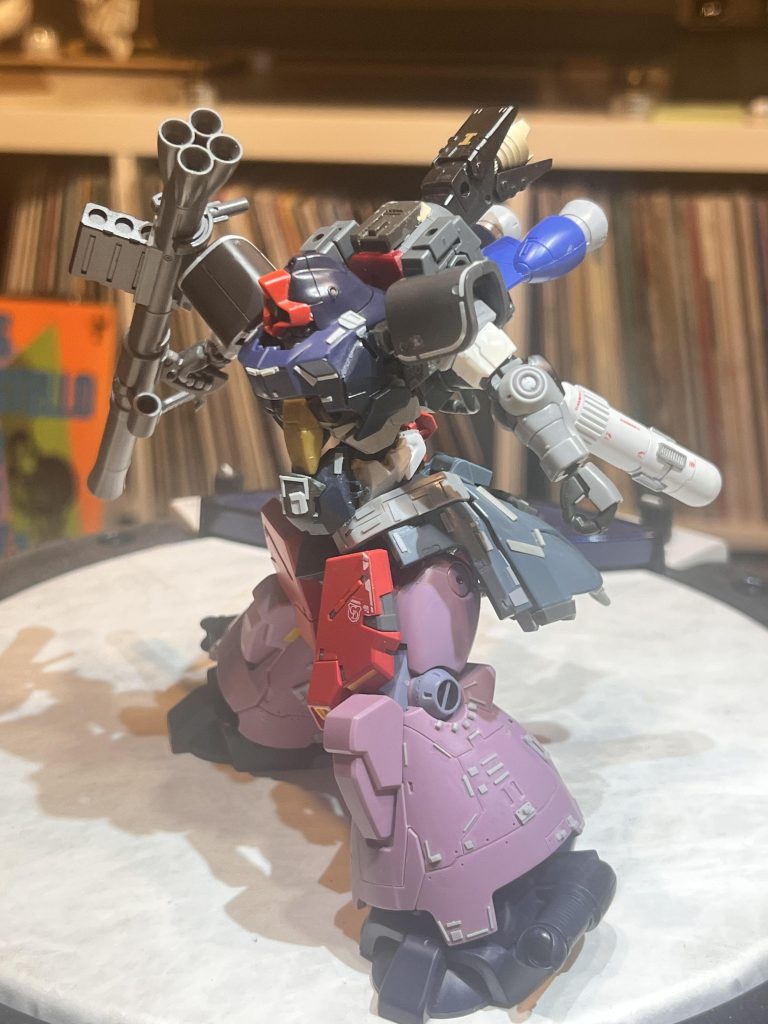 試作品のビームバズーカ用のエネルギーパックとして、ブースタータンクがある感じです。ホースとかケーブルとかは某ミキシング製作者さんの真似ですが製作方法などはオリジナル。真鍮線を通したスプリングに熱収縮チューブ、めっちゃかっこいいです。リアルにフレキシブルホース感。