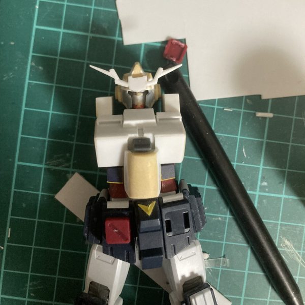 ベースはフルアーマーガンダムを使ってます。とりあえずテキトーにプラ板を接着ここからヤスって精度を出していきます。