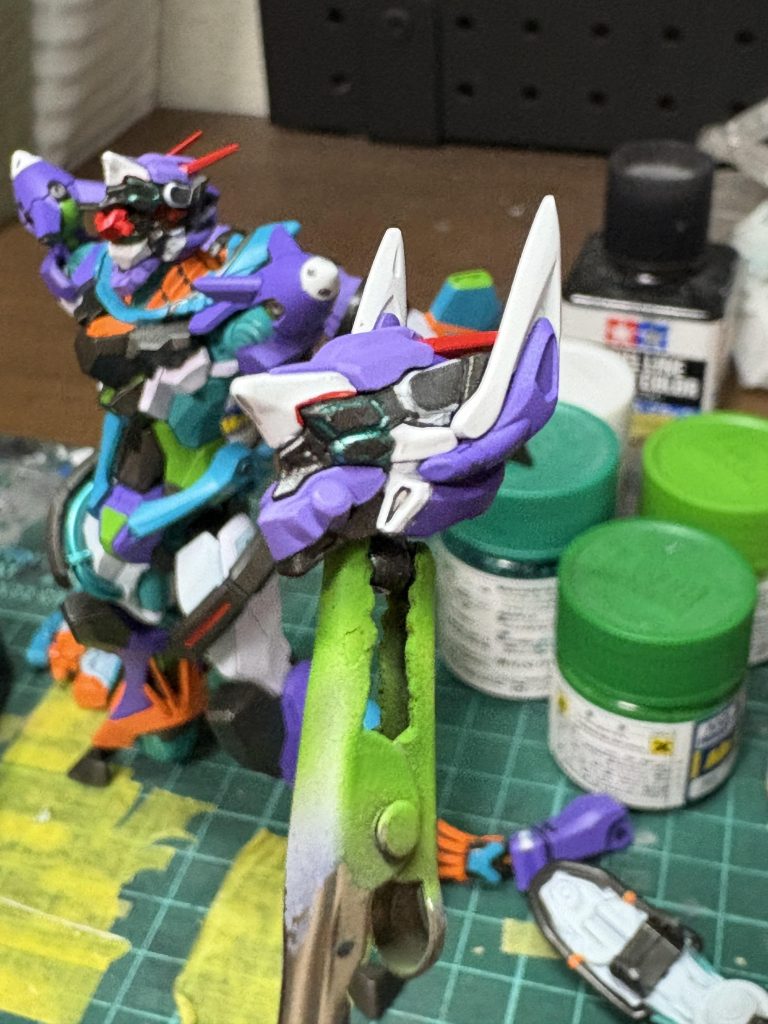 カメラの塗装も集中。意外と筆で簡単に塗られた。