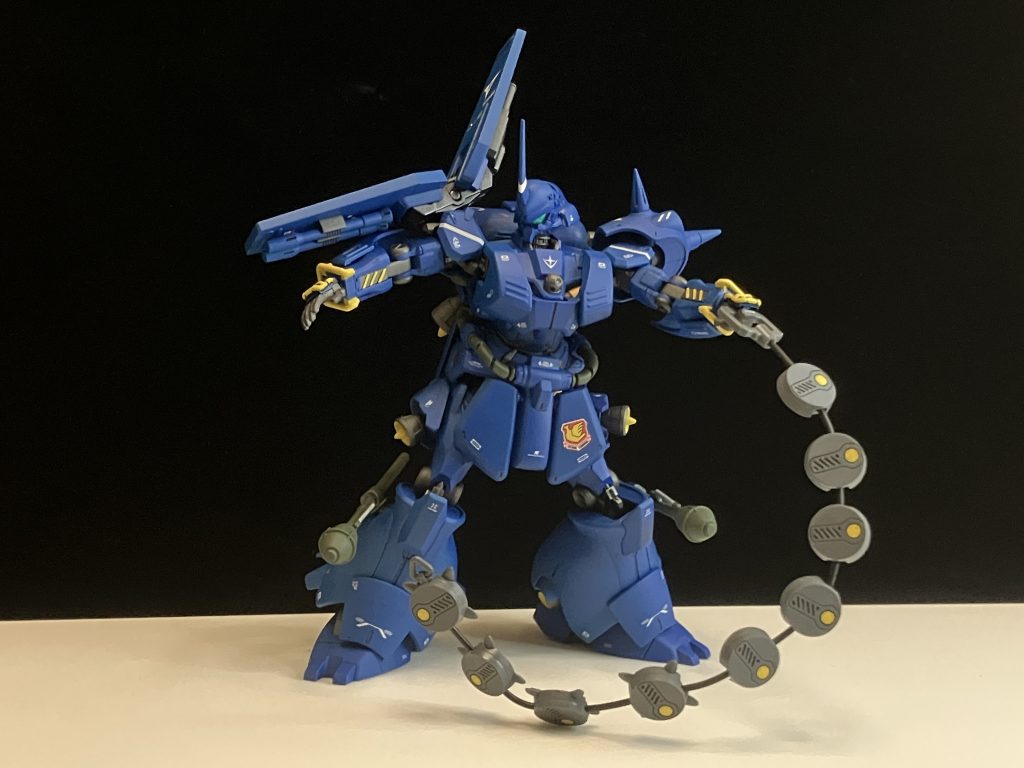 ◆チェーンマイン◆機雷を連結させ相手に巻きつける為の武装。奪取する際、中身が無事であるなら問題ないとされ外装破壊の武装として採用された。 パイロットは一年戦争で数々の機体を乗りこなしたMS特殊部隊第3小隊の隊長マット・ヒーリィ中尉。このケンプファーは久造機体である為、多くの機体に乗った経験を活かして扱えると判断された。「見つけた!その機体は元々、連邦のものだ。返して貰うぞ!だが、パイロットには罪はない、大人しくしててくれよ」そう言い放ち肉薄するケンプファー。そこに無情な砲撃が放たれる…