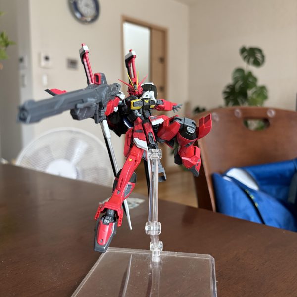 仕事忙しくなったので久しぶりの投稿になります。帰りにブックオフに寄ってみたら定価で購入することが出来ました。とりあえず素組みです。ポーズが取りやすくて武器も大きいので迫力があってかっこいいです。赤の塗料が1種類しかないので黒部分だけ塗装して赤は部分塗装し内部フレームはメタリックにしたいと思ってます。（2枚目）