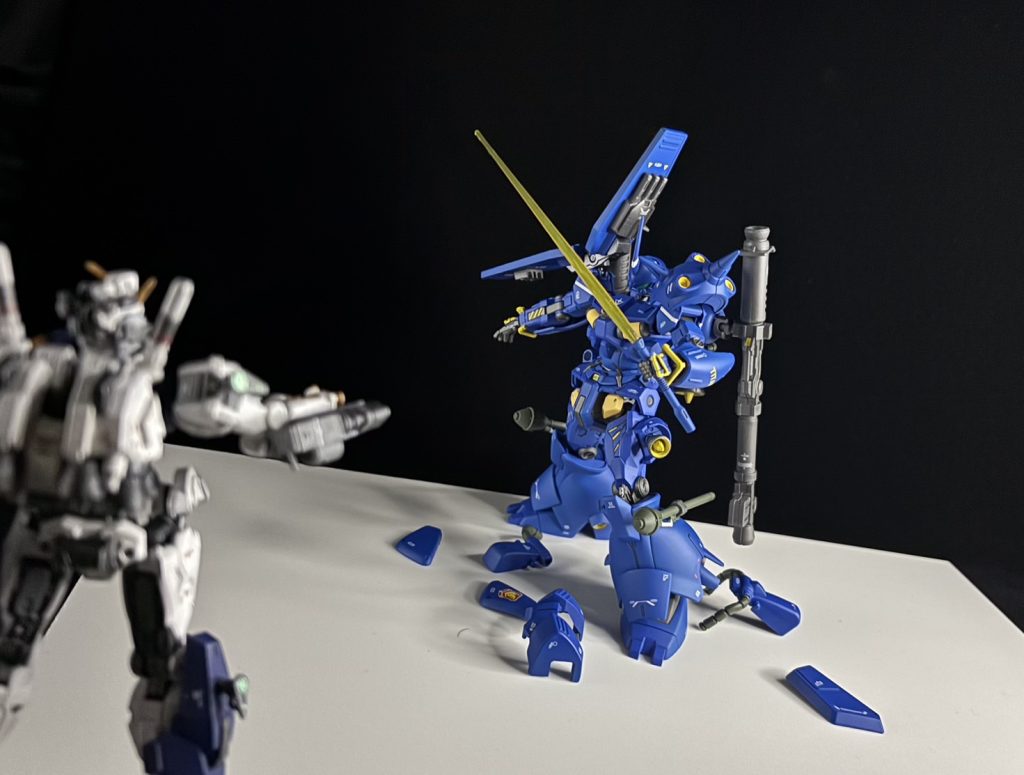 アレックスのガトリングを受け、致命傷を負ったと思われたケンプファーであったが、胸部・腰部の装甲は爆発によってダメージを軽減するチョバムアーマーであった! 「くっ、問答無用か!だが!」「やめて、私は戦いたくない…」「その声、女性?君は一体…?」 アレックスのパイロット、マリオンとケンプファーのパイロット、マット 両者の戦いの末は…。