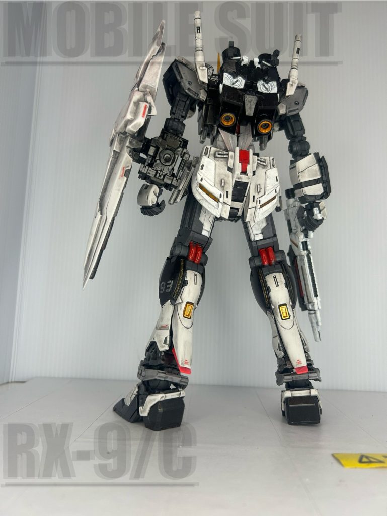 背面と、全体的に筆塗り塗装＋ウェザリングに加え、申し訳程度のデカールでの製作になります。デカール初挑戦でしたが、上手くはれる他の皆さんってすごすぎるなという感想です笑