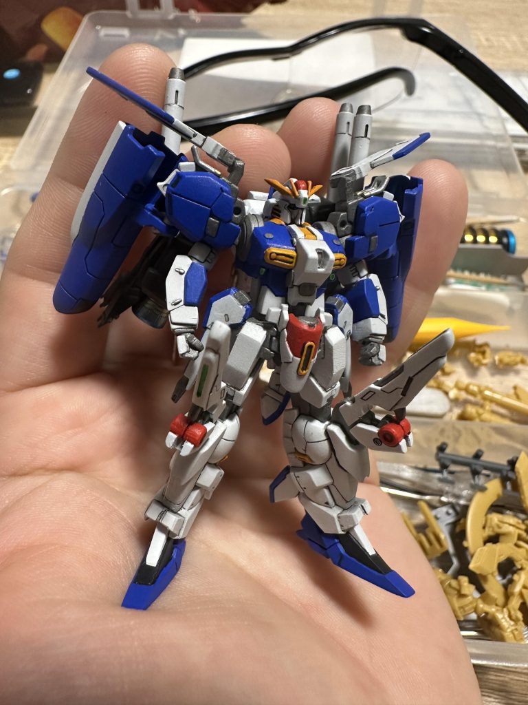 手のひらのガンプラ‥こんなに小さな物が手のひらに！アーティファクトの感動の瞬間ですよね(gundam-kao3)