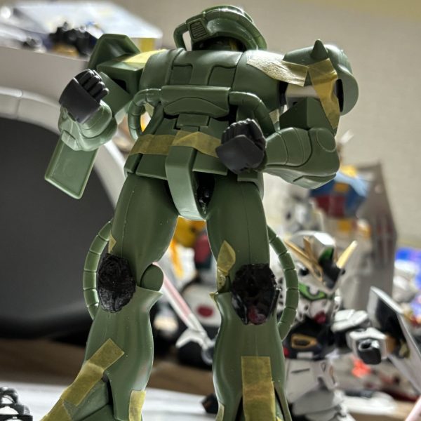 このザクの独特な頭部のデザインってまさかの龍神様じゃないですか！？（パイプが髭に見えるし） 本日　大問題 の 膝 と 足首 の 関節何とか形に成りそうなので瞬着で固定して😪😪😪（1枚目）