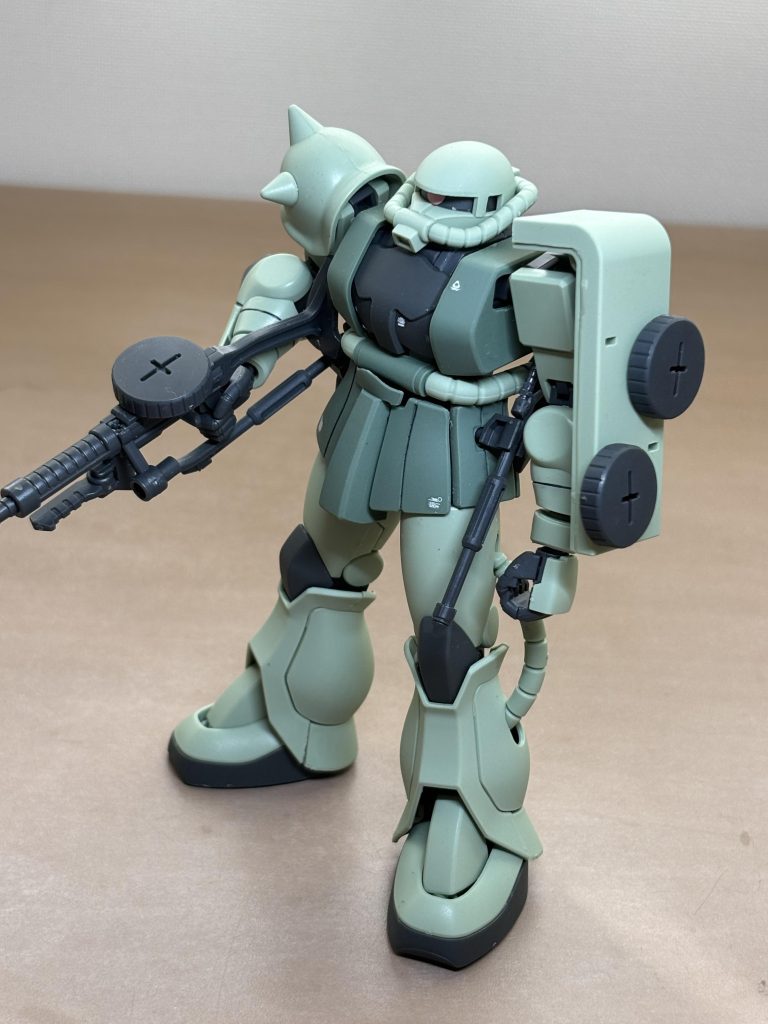 まずは29番機。「ザク・マシンガンによる中距離戦やヒートホークによる白兵戦を得意とする。継戦能力向上のため、予備のマガジンを二個シールドにマウントしている。」 