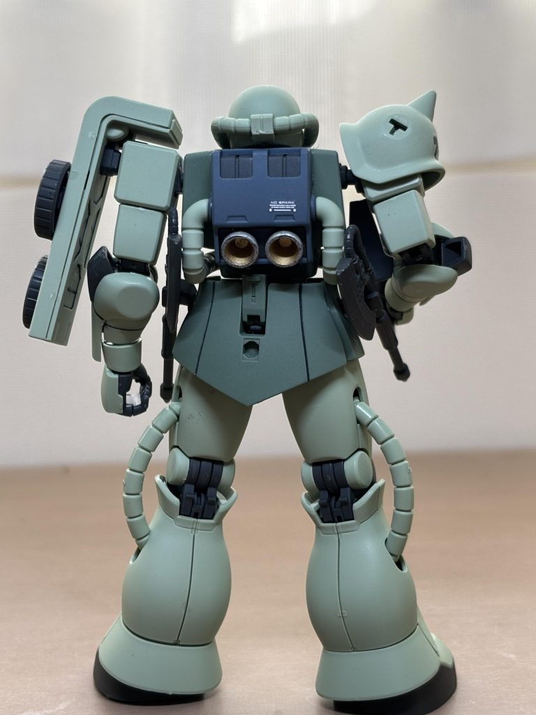 なんでスパイクが一本足りないかって？そりゃ、制作中どっかに飛んでったからですよ。パテで埋めてもよかったんですけど、整形して塗装してる時間がなかったんです。まぁ、そこら辺はご愛嬌ってことで。