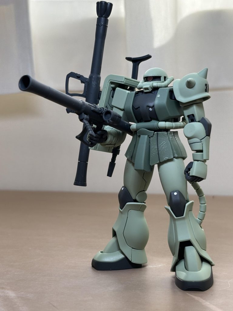 次に38番機。「ザク・バズーカによる援護射撃で29番機や隊長機を支援したり、重装甲なMSを一撃で再起不能にしたりする、サポーター的な戦い方を得意とする。」バズーカを二丁装備している。