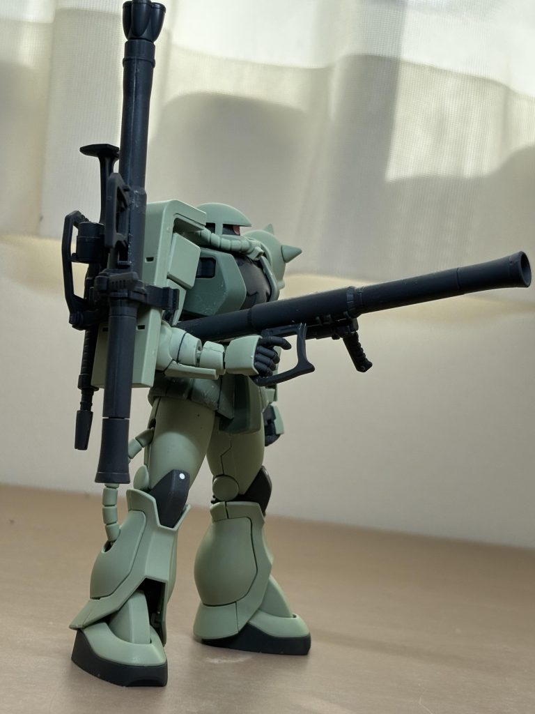 本当はシールドと武器のマウントラッチはサイズ的に合わないんですけど、無理やり改造してねじ込みました。あと、ザクマシンガンは接着剤で固定してるんで肩から外せないです。