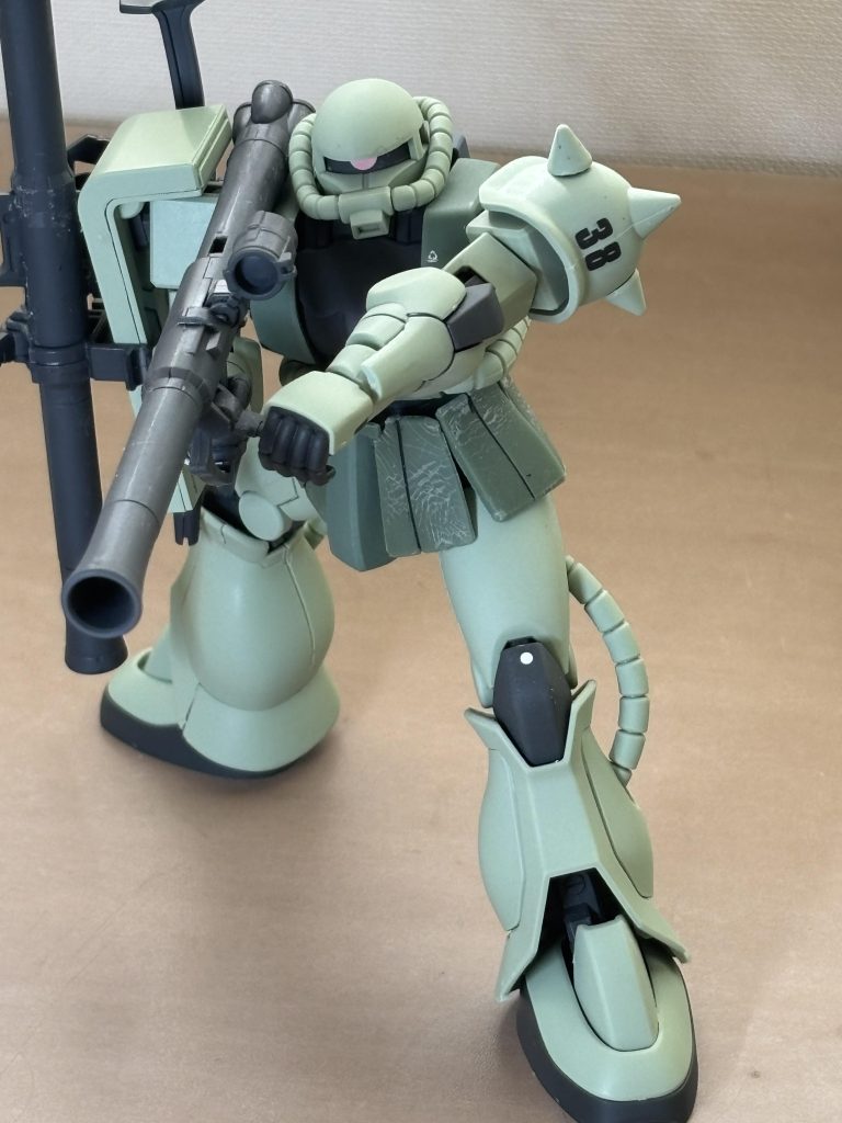 バズーカをぶっ放す38番機。この肩にバズーカ乗っけてぶっ放すポーズ好きなんですよね。バズーカの反動を全身で受け止めてる感じ。たまりません。