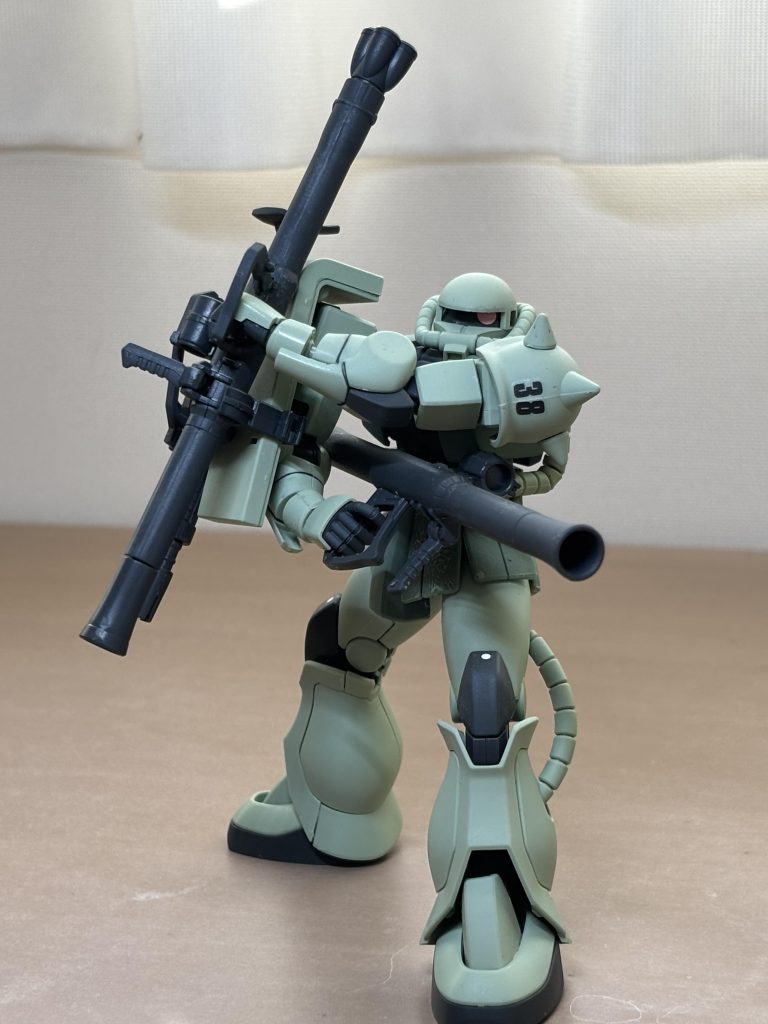 二丁目のバズーカを肩から取り出す38番機。よくよく考えると、これじゃ盾の役割を成してないし、隙だらけですね。まぁ、どうせ連邦の白いのに見つかったら即撃墜だし、関係ないか。