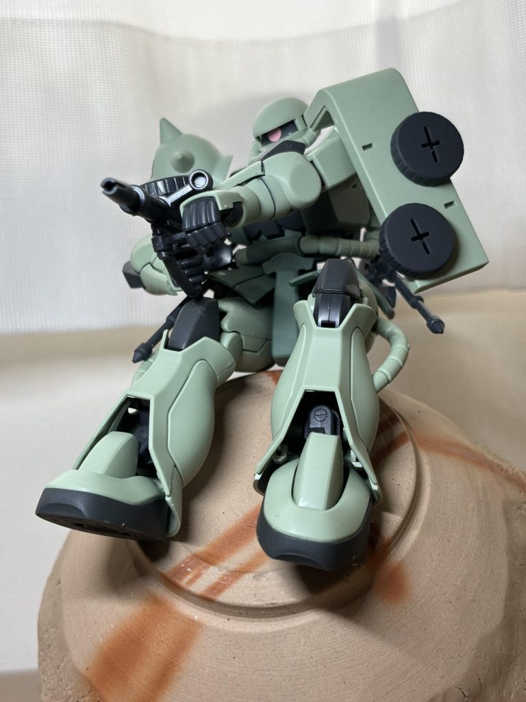 ザク・マシンガンを乱射する29番機。またまた登場私のお茶碗。ファースト第一話のサイド7のイメージです。やっぱ量産機の方のザクにはマシンガンの方が似合いますね。