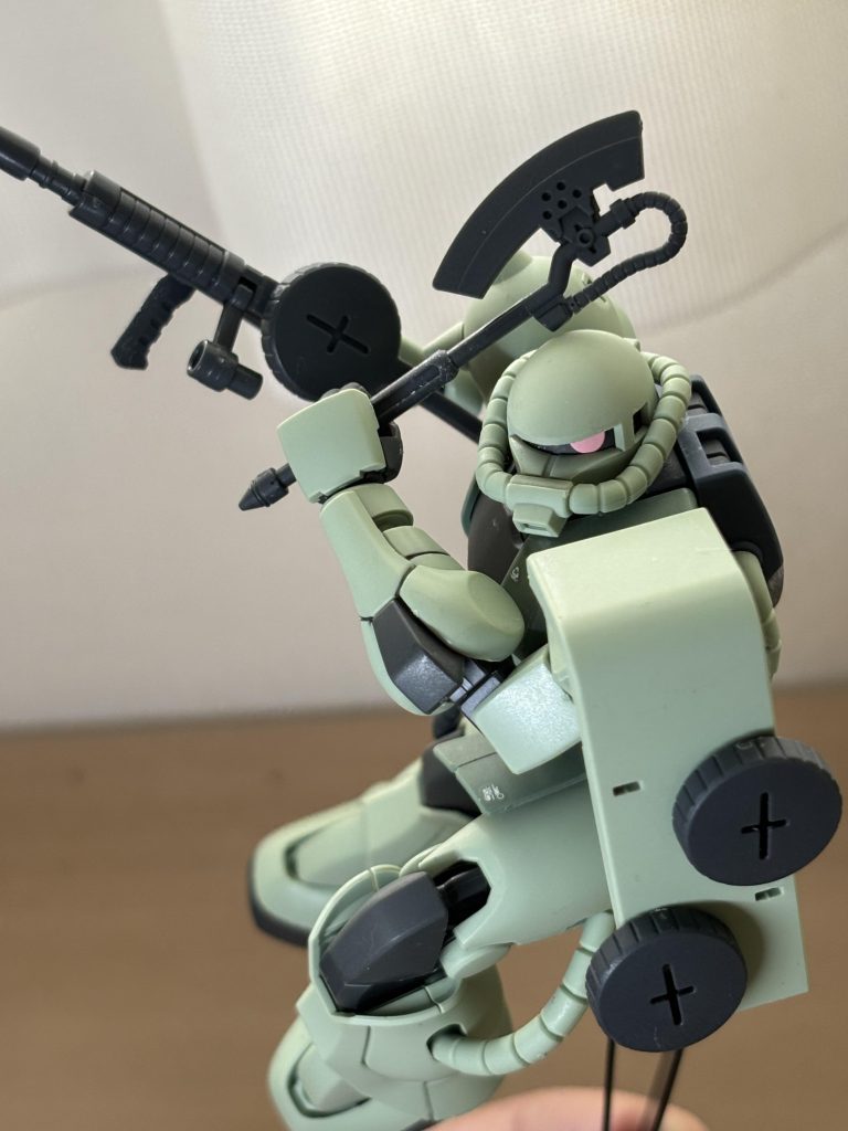 間合いを詰めて、敵機を切り倒す直前の29番機。なんでこうも斧が似合うんですかね。こっちには百戦錬磨のOTエースが乗ってるイメージです。