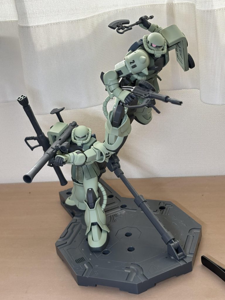 二機合わせてポージング。やっぱザクって良いですね。正直これ以上完成されたデザインのMSって無いと思ってます。それだけかっこいいし、ポージング一つで強そうで悪そうにもなる。名作MSですね。