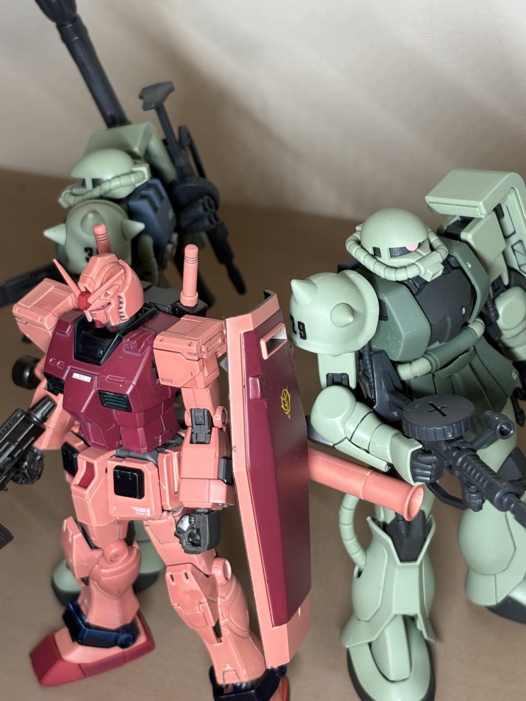 はい、いかがだったでしょうか？この二機は今回作った中でも時間はかからなかった方なのですが、私がザク好きなのもあって結構気に入ってます。艶消し吹き終わった後のマットな機体を見た瞬間、正直カッコよさに震えましたね。オリジン版よりHGUC版の方が個人的に好きなんよねぇ。