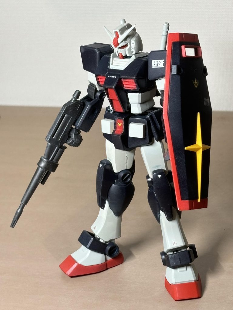 プロトタイプガンダムです。個人的に、ガンダムの色ってアムロ機よりこっちの方が好きなんですよ。あと、アンクルガードとか腕部装甲とかはいじってないので、正しくは「プロトタイプ風ガンダム」ですね。