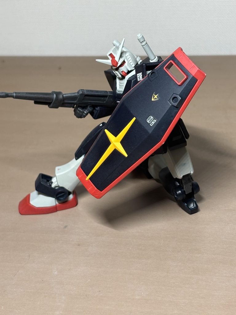 かがんで、シールドで攻撃をいなす感じで。わりかし盾のデカールも気に入ってます。文化祭で作ったガンプラに貼ったデカールの位置は、基本的に私の第一作目である「ジム」を元にしています。